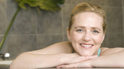 3 formas de incorporar antiguos rituales de baño en tu rutina de belleza después de los 60